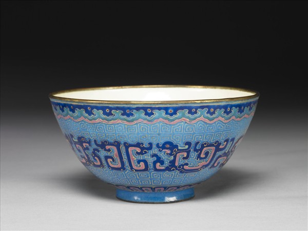 銅胎畫琺瑯藍地龍紋碗