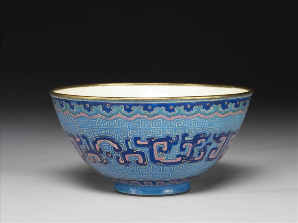 銅胎畫琺瑯藍地龍紋碗