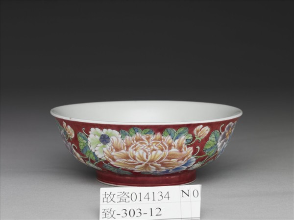 琺瑯彩紅地牡丹紋碗