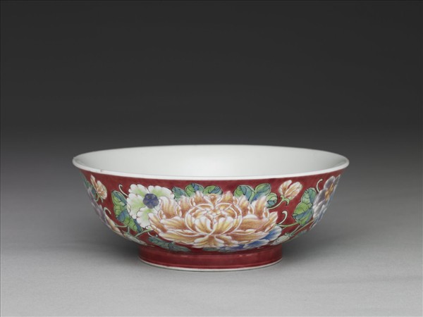 琺瑯彩紅地牡丹紋碗