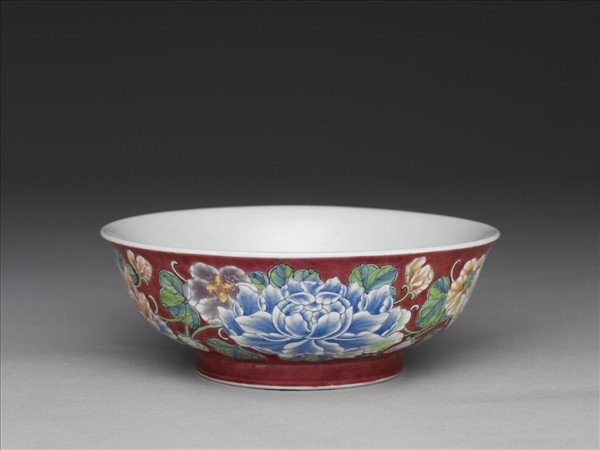琺瑯彩紅地牡丹紋碗