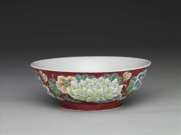 琺瑯彩紅地牡丹紋碗