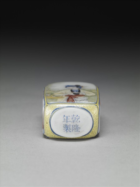 玻璃胎畫琺瑯人物鼻煙壺