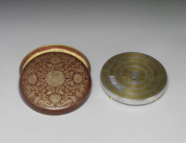 銅胎鎏金銀嵌螺鈿年曆表盤