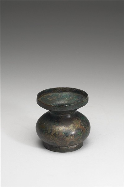 漢 嵌金雲紋唾壺