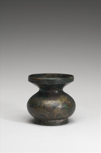 漢 嵌金雲紋唾壺