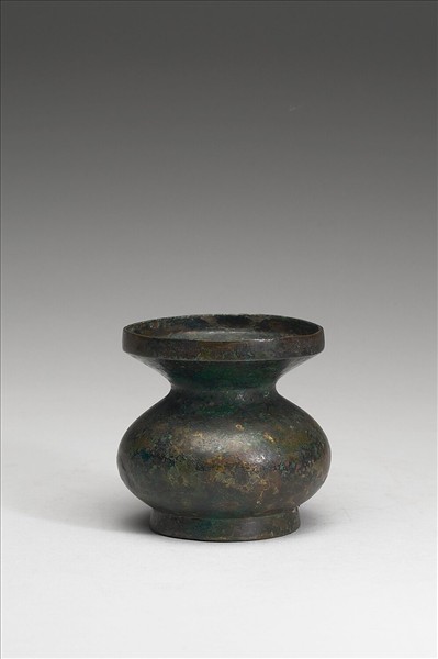 漢 嵌金雲紋唾壺