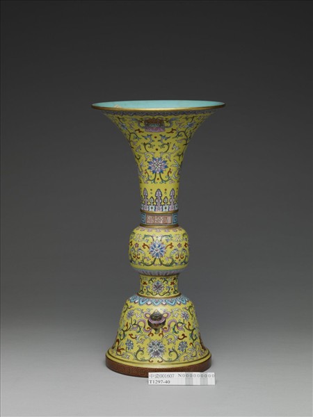 洋彩黃地番蓮雜寶紋觚