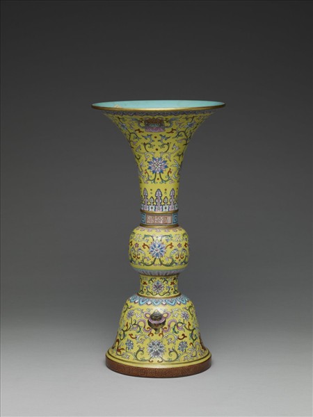 洋彩黃地番蓮雜寶紋觚