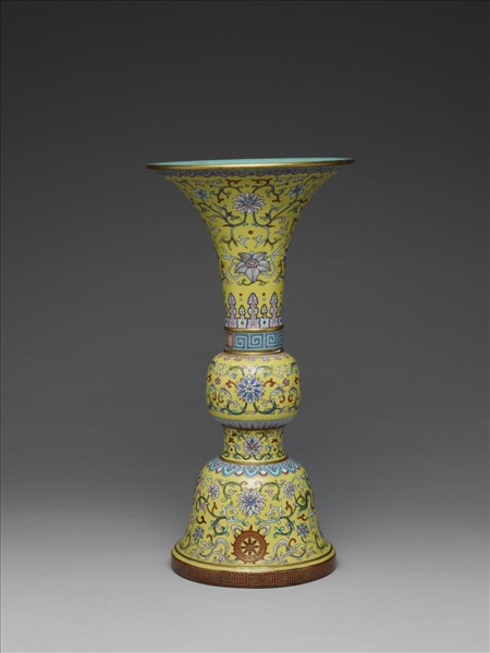 洋彩黃地番蓮雜寶紋觚