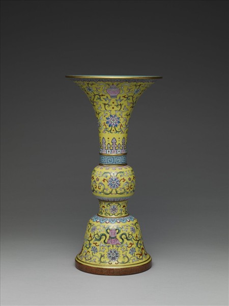 洋彩黃地番蓮雜寶紋觚