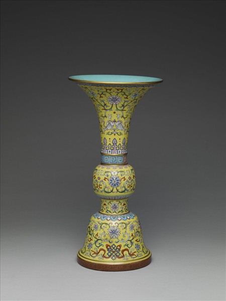 洋彩黃地番蓮雜寶紋觚