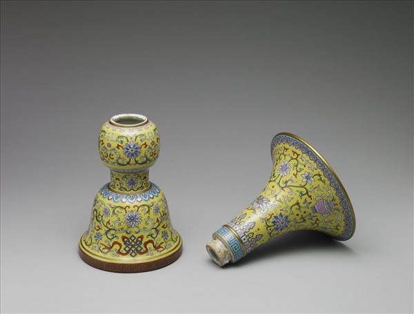 洋彩黃地番蓮雜寶紋觚