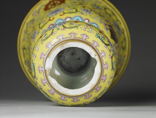 洋彩黃地番蓮雜寶紋觚