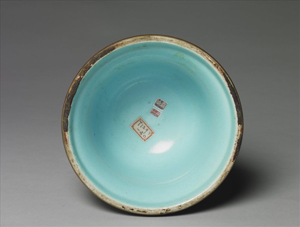 洋彩黃地番蓮雜寶紋觚