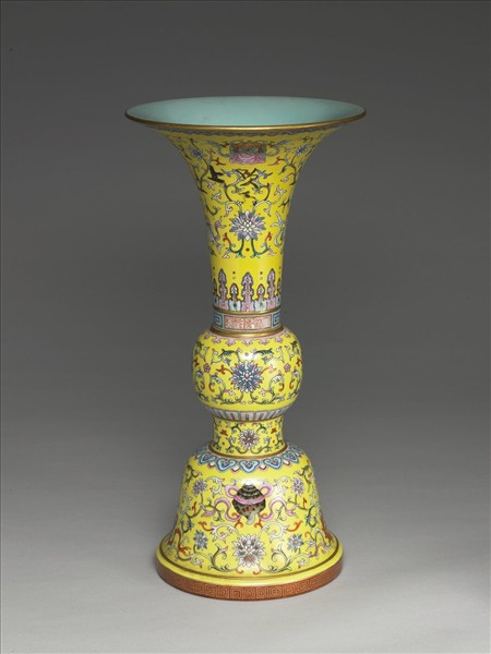 洋彩黃地番蓮雜寶紋觚