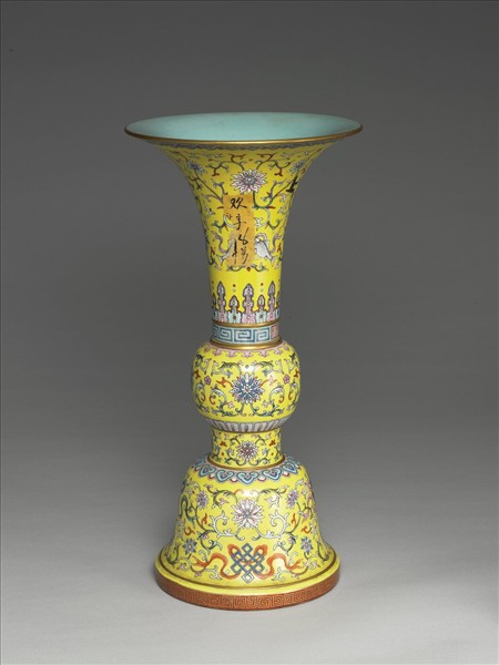 洋彩黃地番蓮雜寶紋觚
