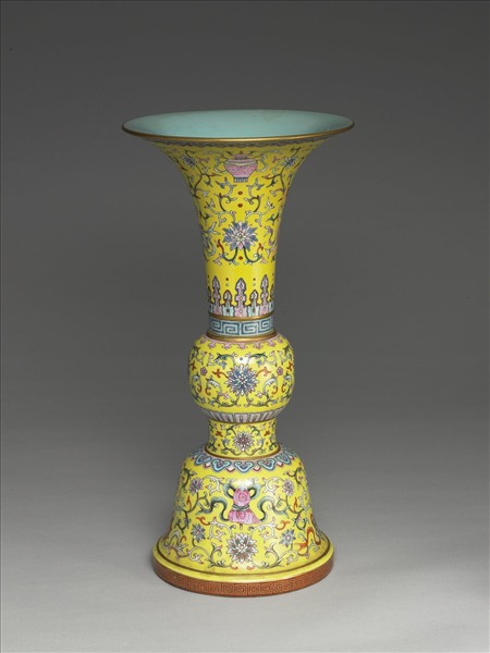 洋彩黃地番蓮雜寶紋觚