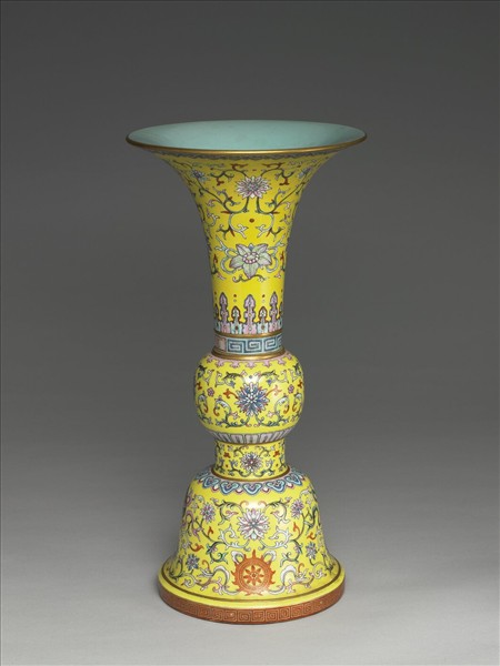 洋彩黃地番蓮雜寶紋觚