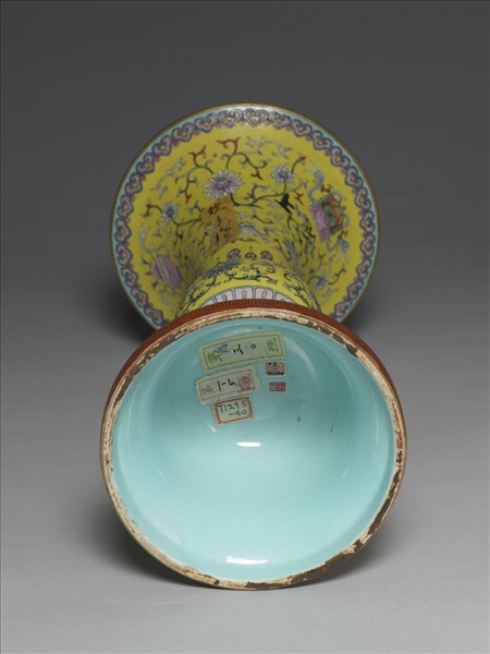 洋彩黃地番蓮雜寶紋觚