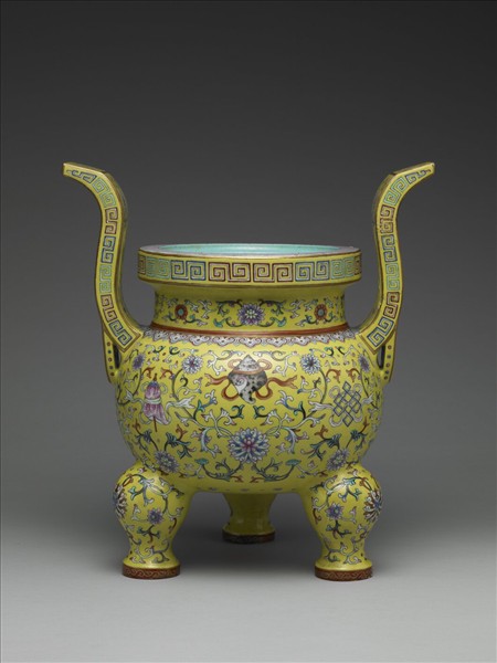 洋彩黃地番蓮雜寶紋爐