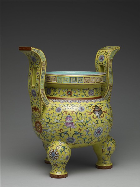 洋彩黃地番蓮雜寶紋爐