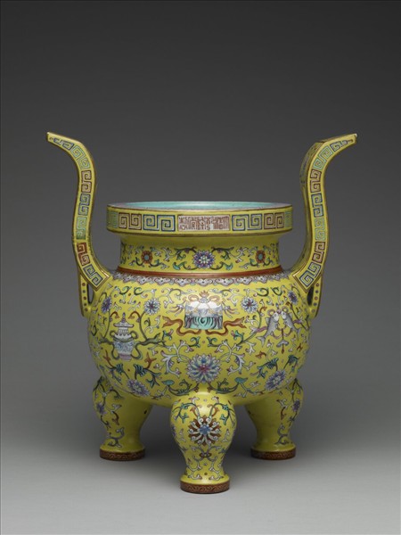 洋彩黃地番蓮雜寶紋爐