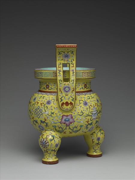 洋彩黃地番蓮雜寶紋爐
