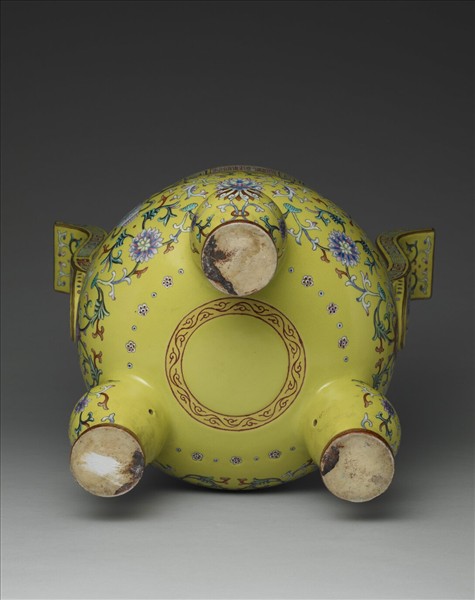 洋彩黃地番蓮雜寶紋爐