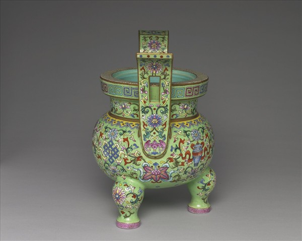 洋彩綠地番蓮雜寶紋爐