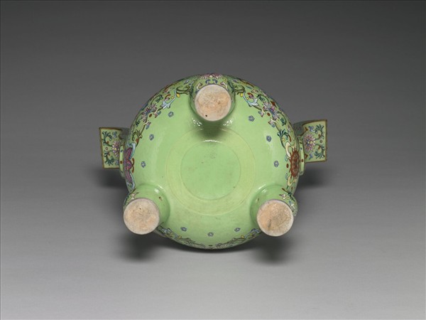洋彩綠地番蓮雜寶紋爐