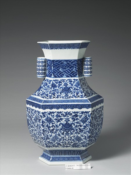 青花花卉紋貫耳六稜瓶