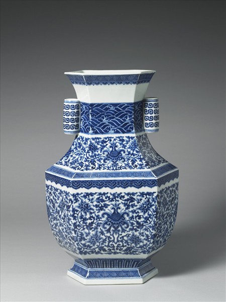 青花花卉紋貫耳六稜瓶