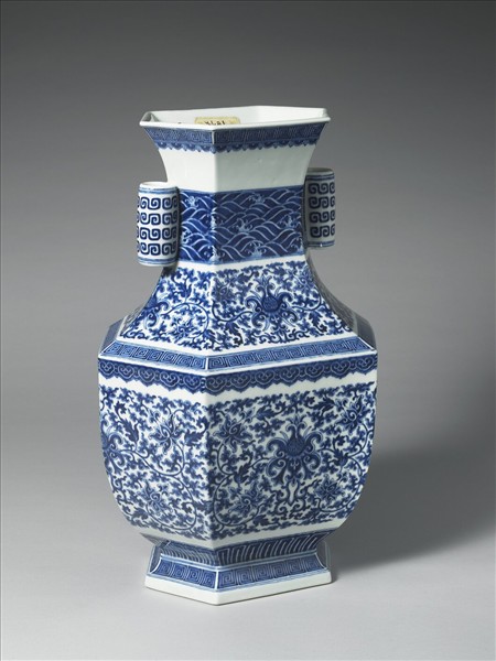 青花花卉紋貫耳六稜瓶