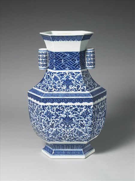 青花花卉紋貫耳六稜瓶