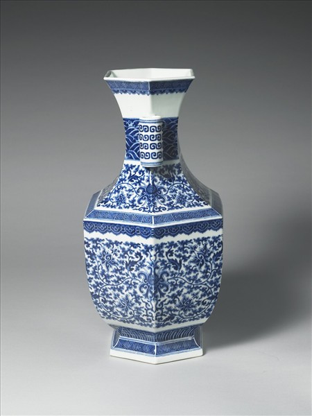 青花花卉紋貫耳六稜瓶