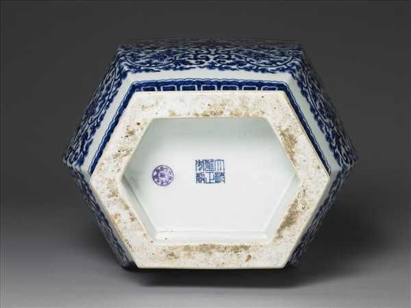 青花花卉紋貫耳六稜瓶