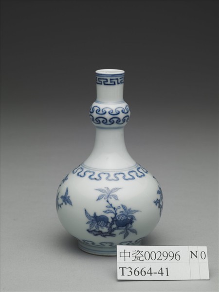 青花桃實石榴紋小瓶