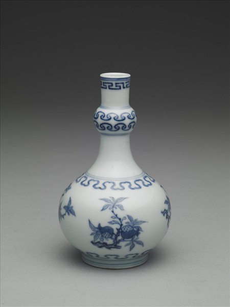 青花桃實石榴紋小瓶