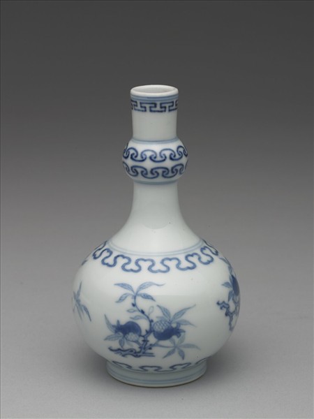 青花桃實石榴紋小瓶