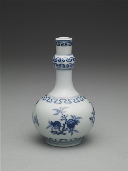 青花桃實石榴紋小瓶
