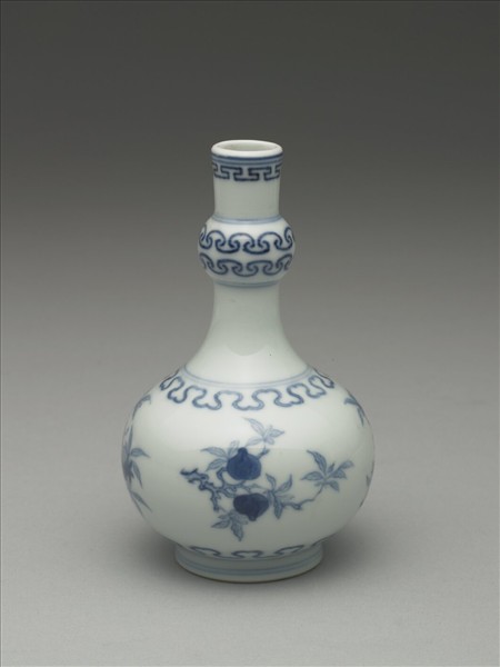 青花桃實石榴紋小瓶
