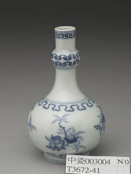 青花桃實石榴紋小瓶