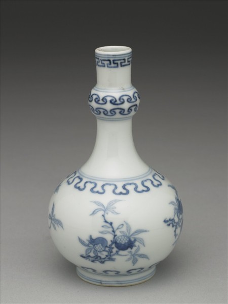 青花桃實石榴紋小瓶