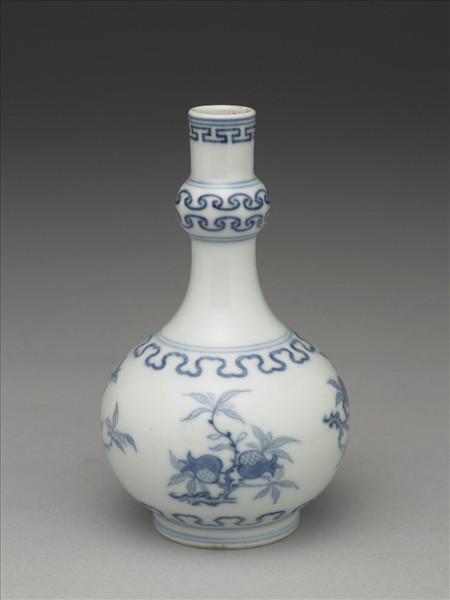 青花桃實石榴紋小瓶