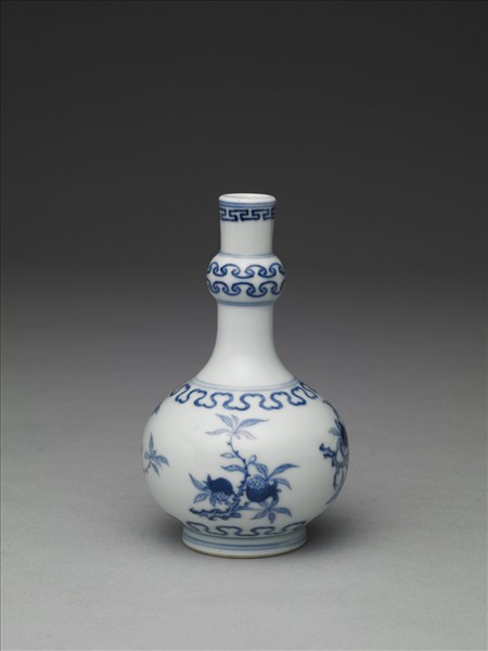 青花桃實石榴紋小瓶