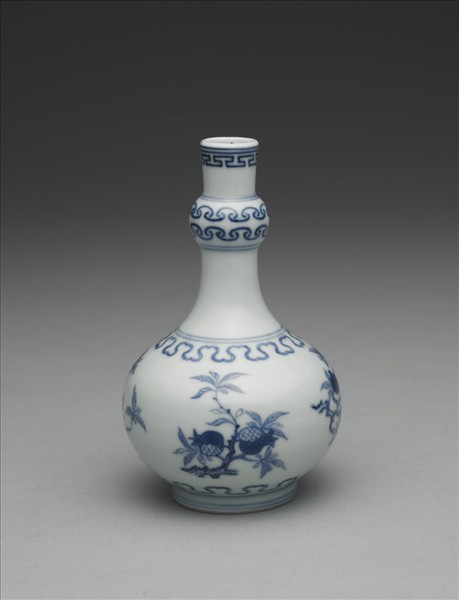 青花桃實石榴紋小瓶