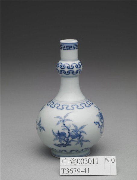 青花桃實石榴紋小瓶