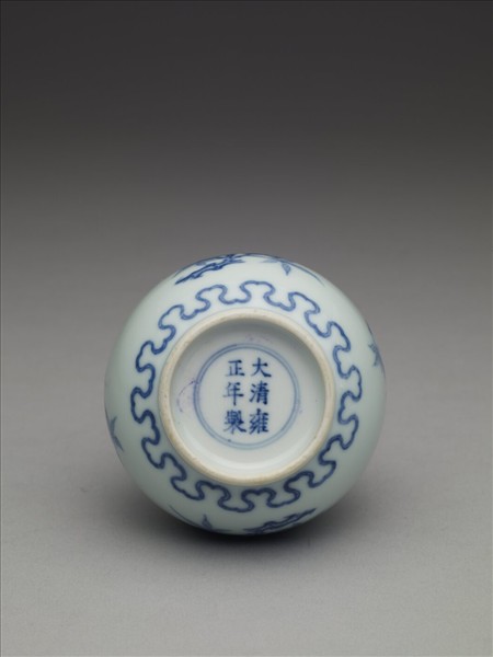 青花桃實石榴紋小瓶