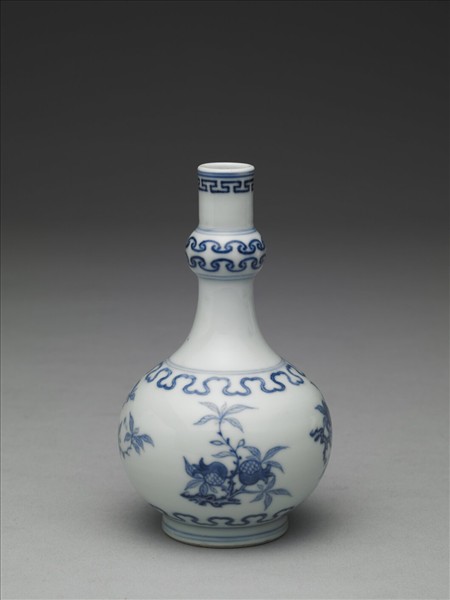 青花桃實石榴紋小瓶